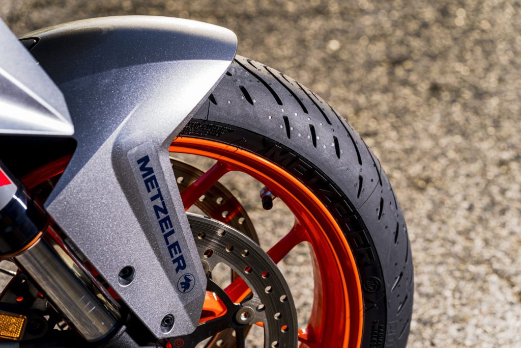 Metzeler Roadtec 01 SE close up