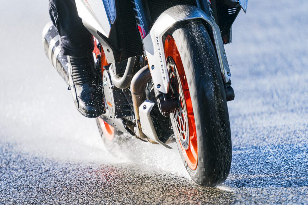 Metzeler Roadtec 01 SE in wet