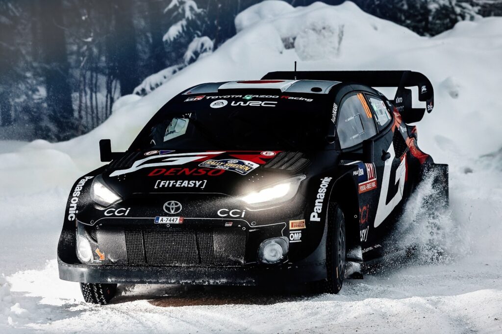 Yaris in the snow driven by Takamoto Katsuta.